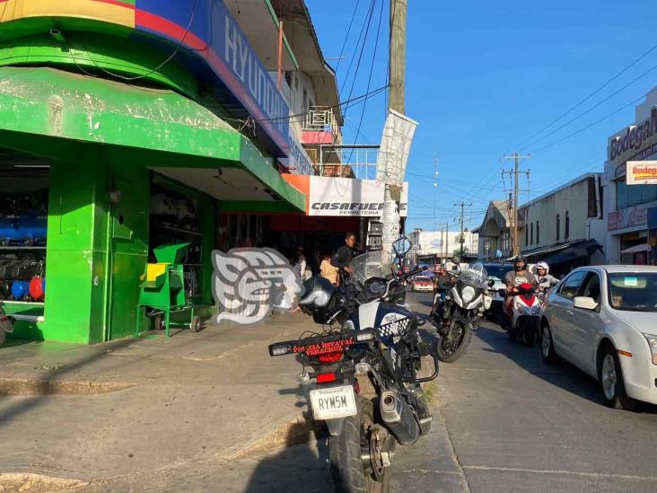 Con violencia delincuentes roban ferretería en Acayucan 