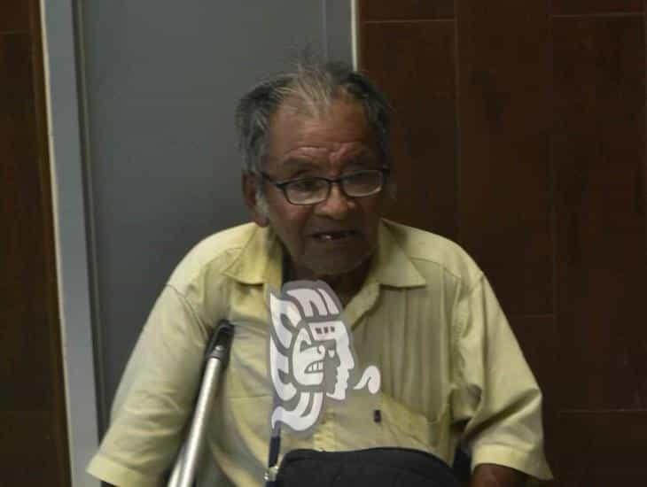 Abuelito olvida pan y cartera con 5 mil pesos en taxi; pide que se lo regresen