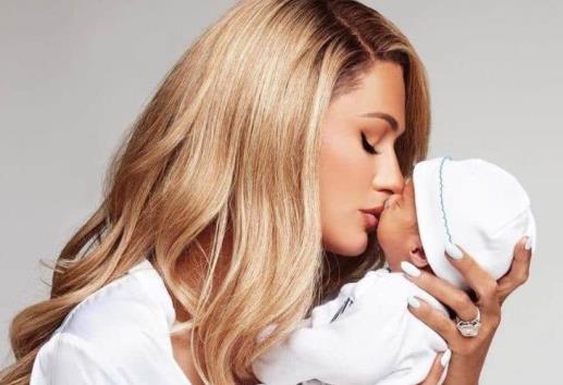 Paris Hilton presenta a su hijo Phoenix Barron Hilton Reum