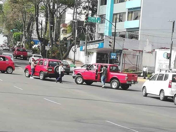 Choque entre dos camionetas en Ávila Camacho