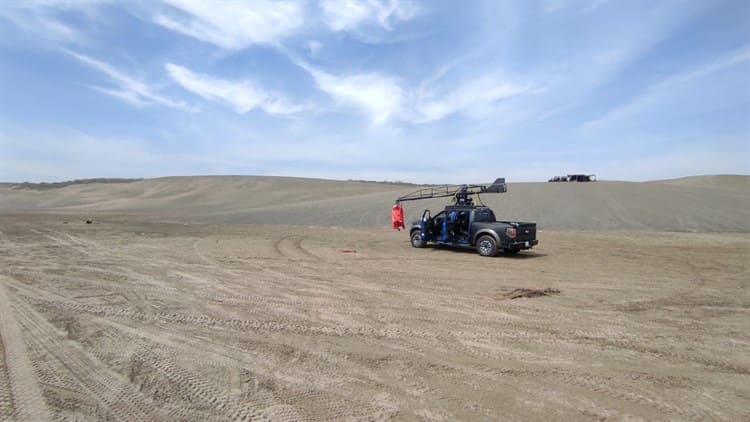 Graban comercial de automóviles en dunas de Chachalacas