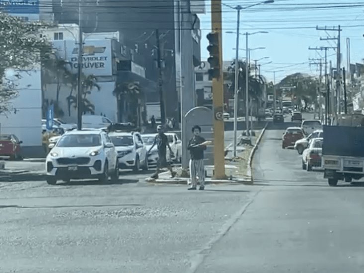 ¡Qué rifado! Mimo la hace de tránsito en Boca del Río (+video)