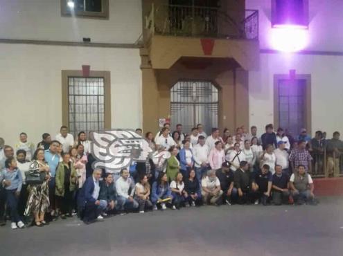 Liberan al alcalde de Río Blanco; empleados del ayuntamiento lo celebran