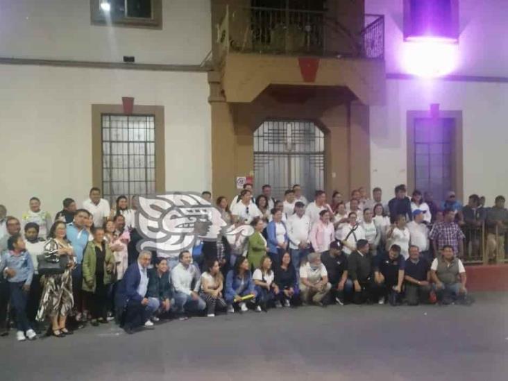 Liberan al alcalde de Río Blanco; empleados del ayuntamiento lo celebran