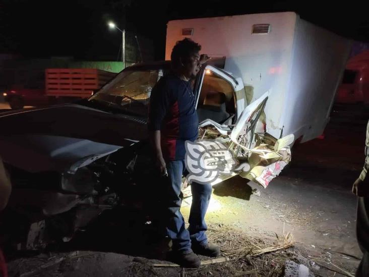 Chocan camioneta y tráiler en carretera La Tinaja