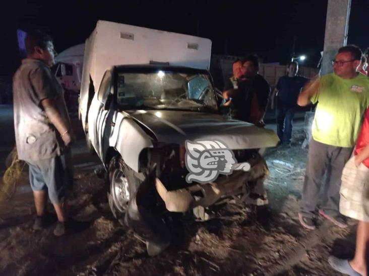 Chocan camioneta y tráiler en carretera La Tinaja