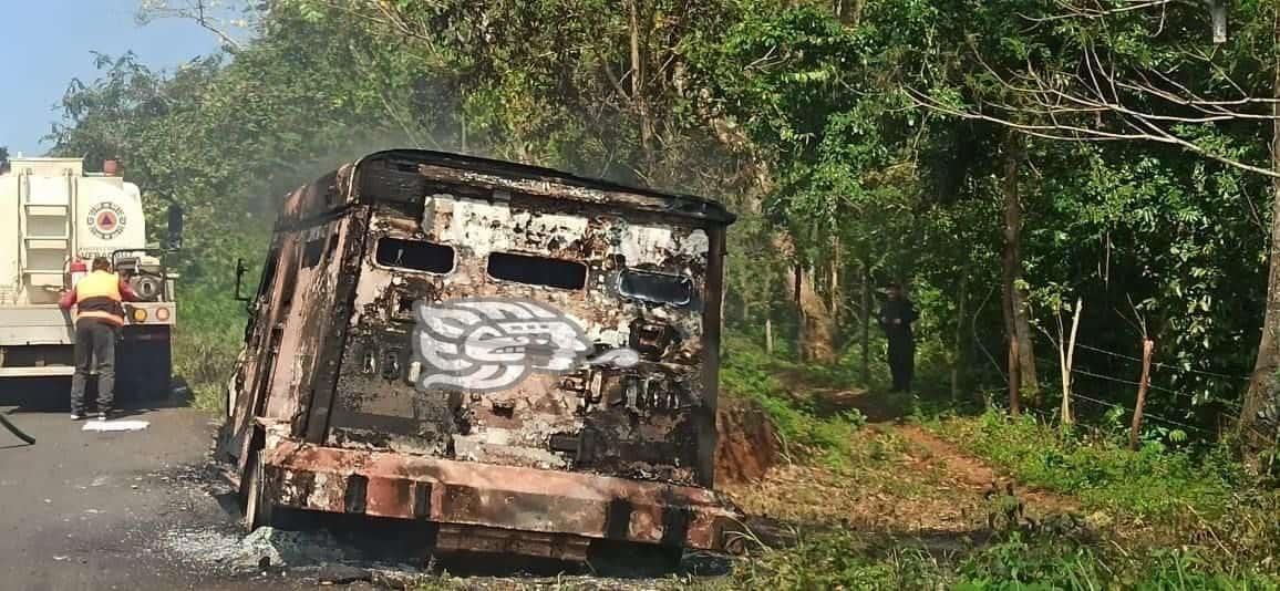 ¡Ardieron los billetes! Se incendia camioneta de valores en Hueyapan de Ocampo