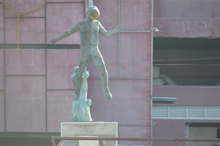 Asociación quiere rescatar la estatua de Luis Pirata Fuente