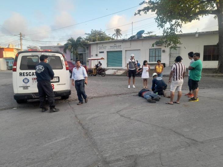 En Cardel, hospitalizan a motociclista tras derrapar sin casco