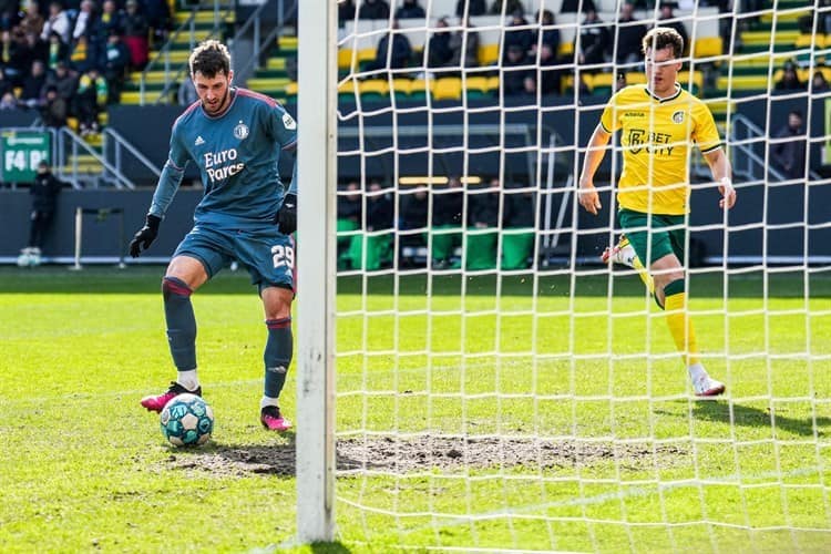 Santiago Giménez marca gol con el Feyenoord y son líderes en Holanda