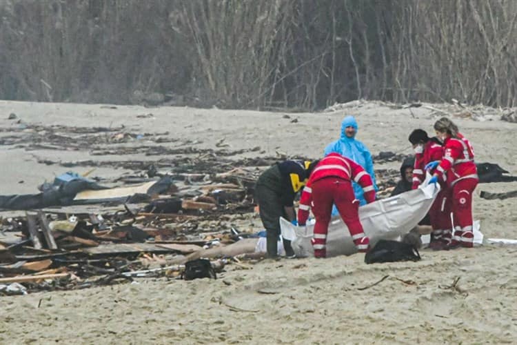 ¡Tragedia en Italia!; Mueren migrantes tras naufragio