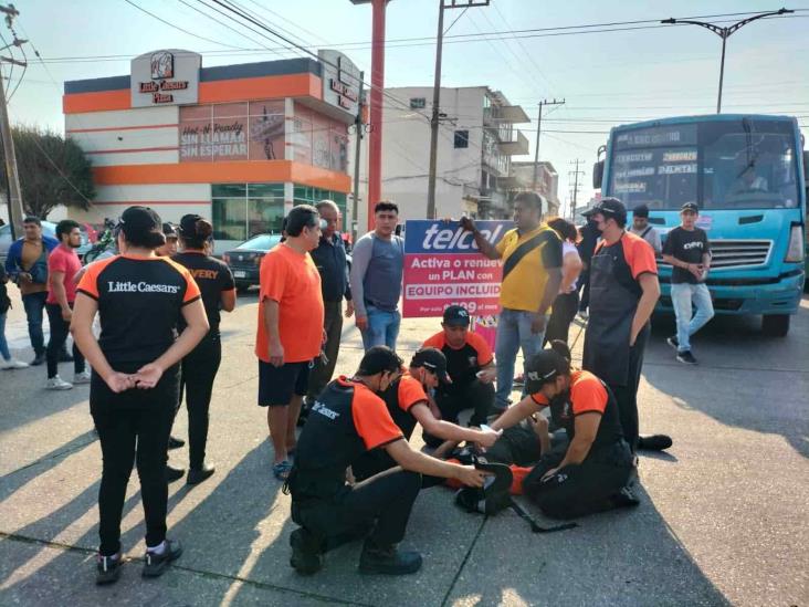 Urbano arrolló a trabajador de pizzería en el centro de Coatzacoalcos (+Video)