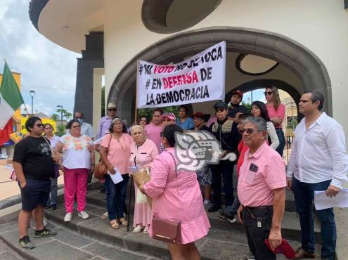 En Acayucan, reducido grupo de ciudadanos se sumó a movilización en pro del INE