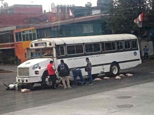 Repartidor de carnes es arrollado por autobús en avenida Ruiz Cortines, en Xalapa