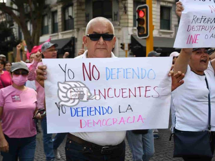 En marcha a favor del INE, algunos defendieron a García Luna