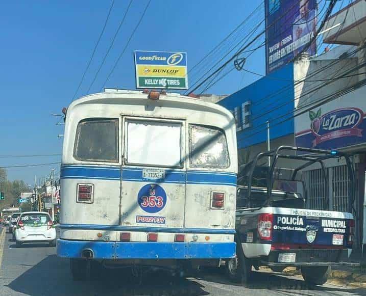 Autobús y patrulla se dan besito en calles de Xalapa