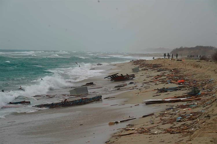 Tras naufragio, llegan más cadáveres a costa de Italia