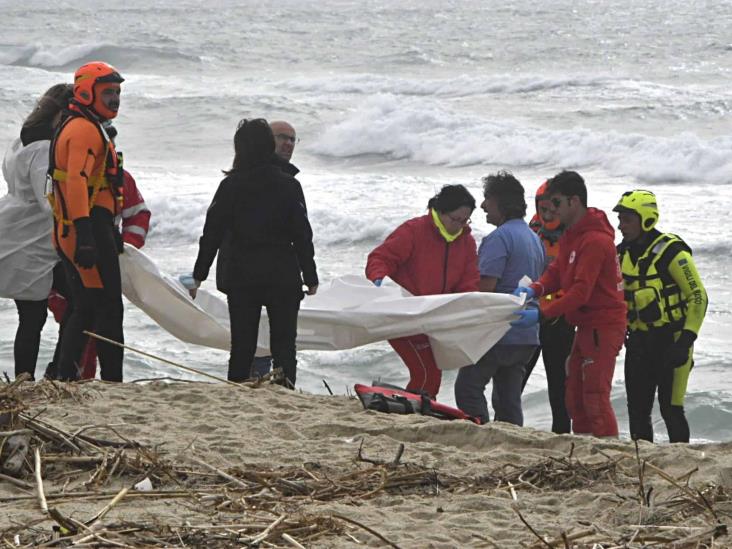 Tras naufragio, llegan más cadáveres a costa de Italia