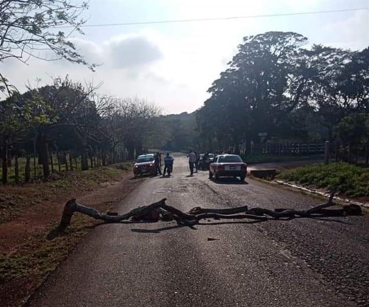 Con bloqueo carretero protestan habitantes de Pajapan