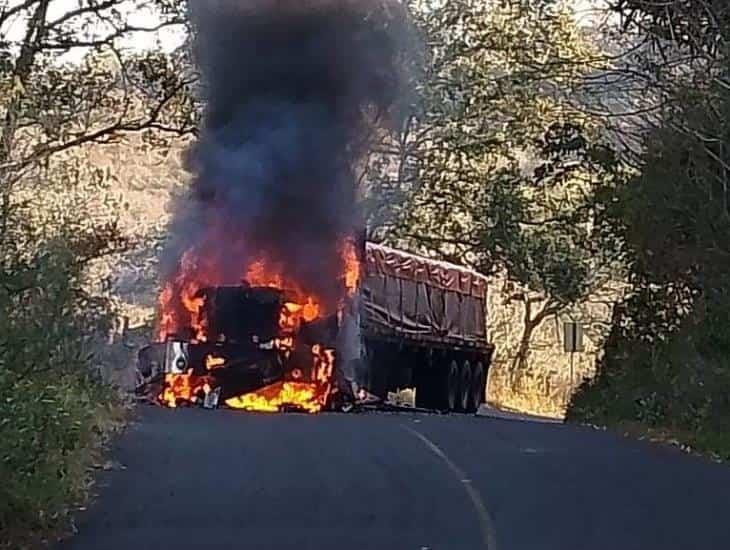 Se incendia tráiler cargado con cemento en Juchique de Ferrer