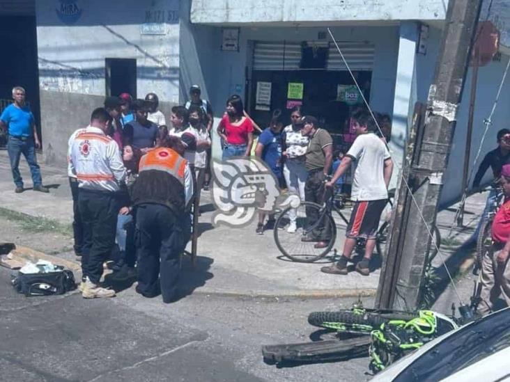 Motociclista se impacta con poste de concreto en Camino Nacional de Río Blanco