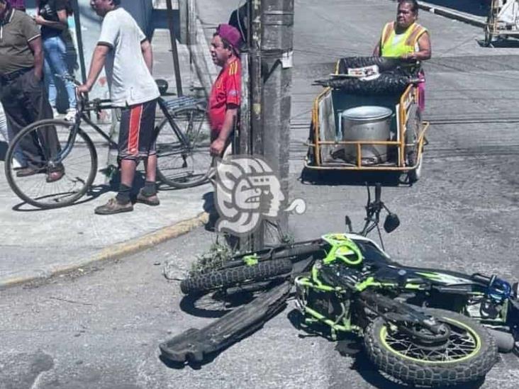 Motociclista se impacta con poste de concreto en Camino Nacional de Río Blanco