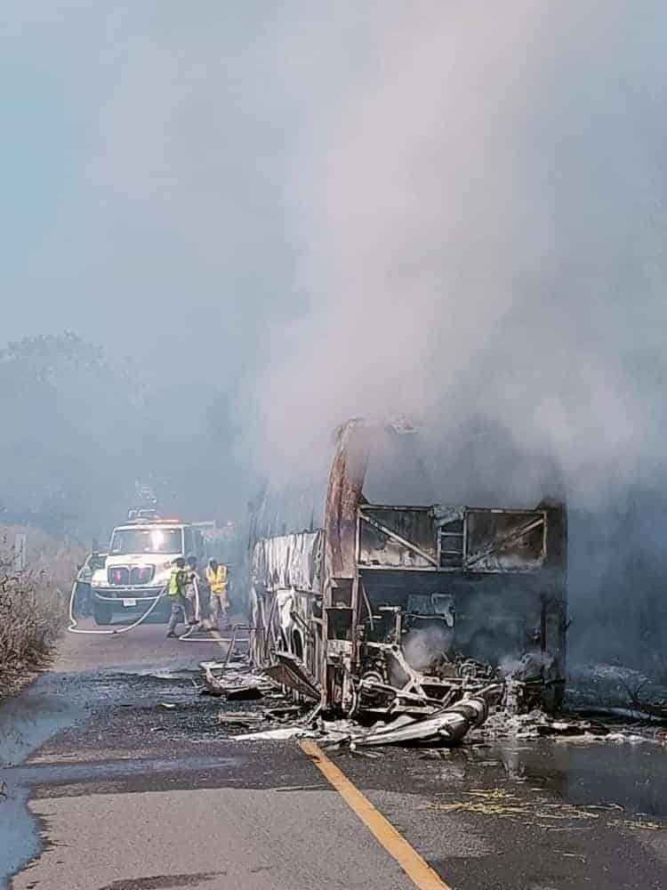 Se incendia autobús de pasajeros en Hueyapan de Ocampo