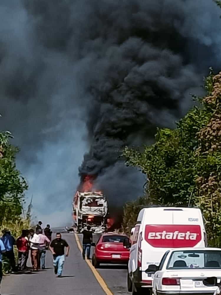 Se incendia autobús de pasajeros en Hueyapan de Ocampo