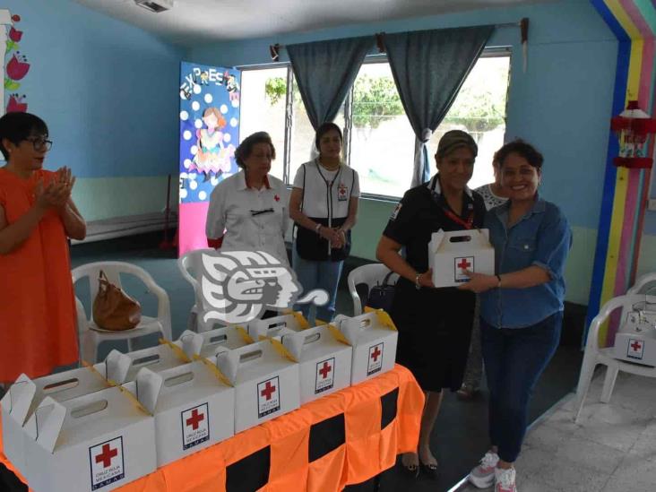 Cruz Roja Orizaba entrega botiquines a jardines de niños