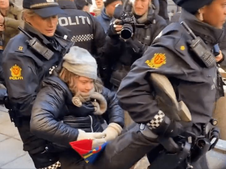 Policía de Noruega arresta a Greta Thunberg tras protesta contra parques eólicos (+Video)