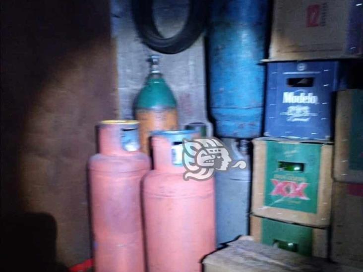 Se incendia domicilio en Huiloapan; aseguran 5 cilindros de gas