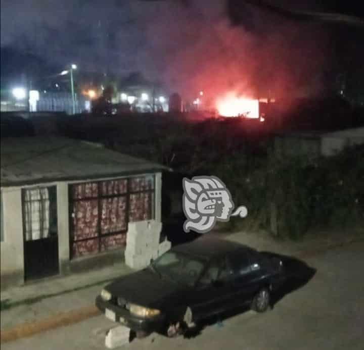 Se incendia domicilio en Huiloapan; aseguran 5 cilindros de gas