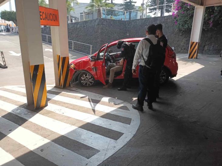 Choca contra un pilar en estacionamiento de Plaza Crystal Xalapa