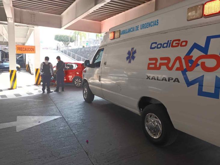 Choca contra un pilar en estacionamiento de Plaza Crystal Xalapa