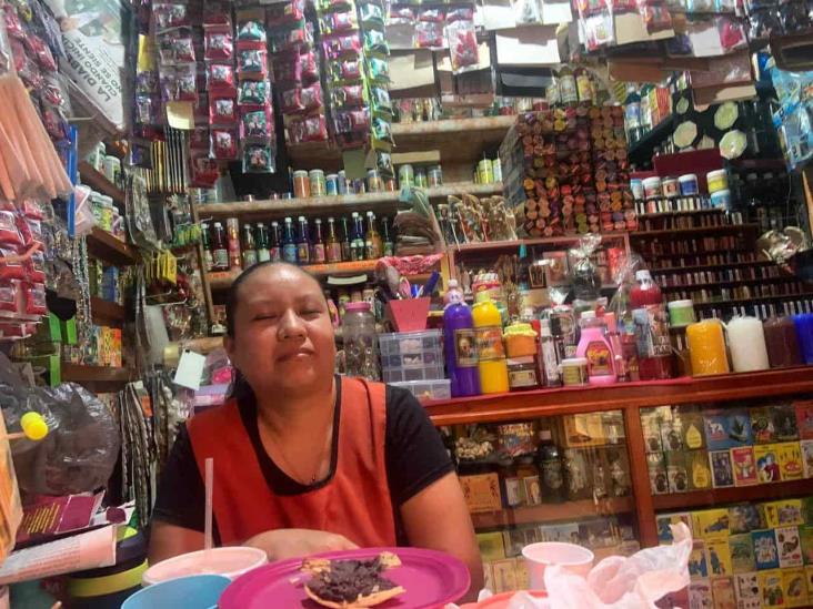 Acuden a mercados de Veracruz a comprar material para rituales para el primer viernes de marzo