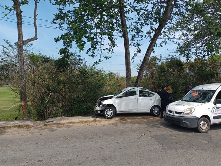 Conductor Pierde El Control De Su Camioneta Y Se Estrella Contra árbol En Medellín De Bravo