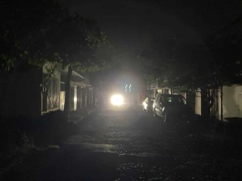 Reportan apagones en fraccionamiento El Coyol por incendio de transformador, en Veracruz