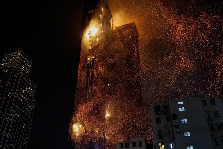 ¡Noche infernal! Se incendia rascacielos en el centro de Hong Kong (+Video)