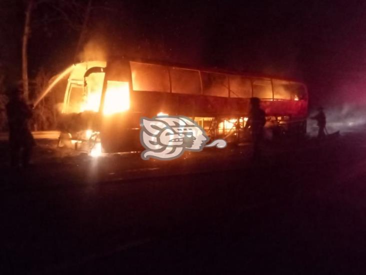 iInfierno sobre ruedas! Arde autobús turístico en Corral Falso; evacuan a 45 pasajeros (+Video)