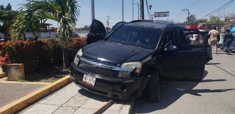 Camioneta impacta a automóvil en Cosamaloapan; no hubo lesionados