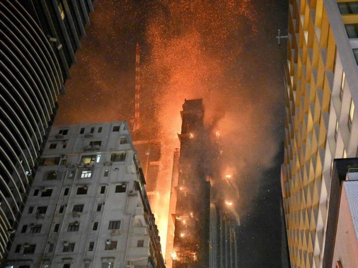 ¡Noche infernal! Se incendia rascacielos en el centro de Hong Kong (+Video)