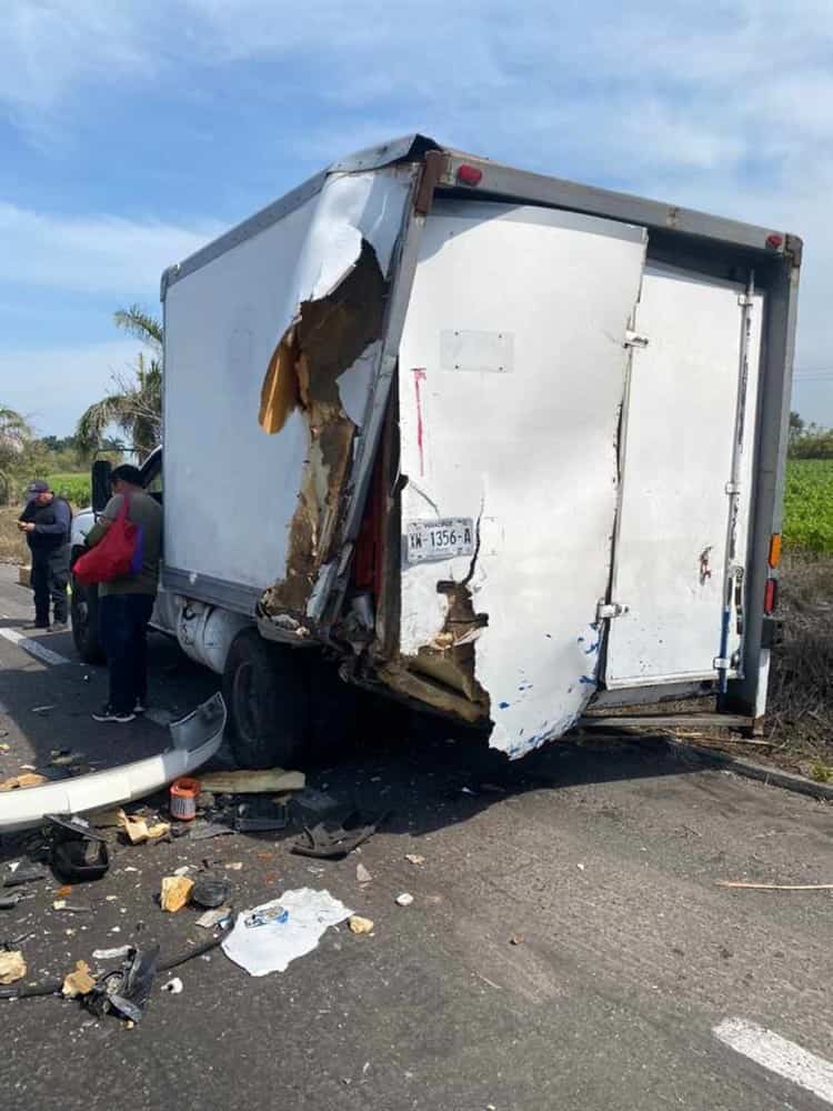 Conductora queda atrapada en camioneta tras choque en la Veracruz - Xalapa