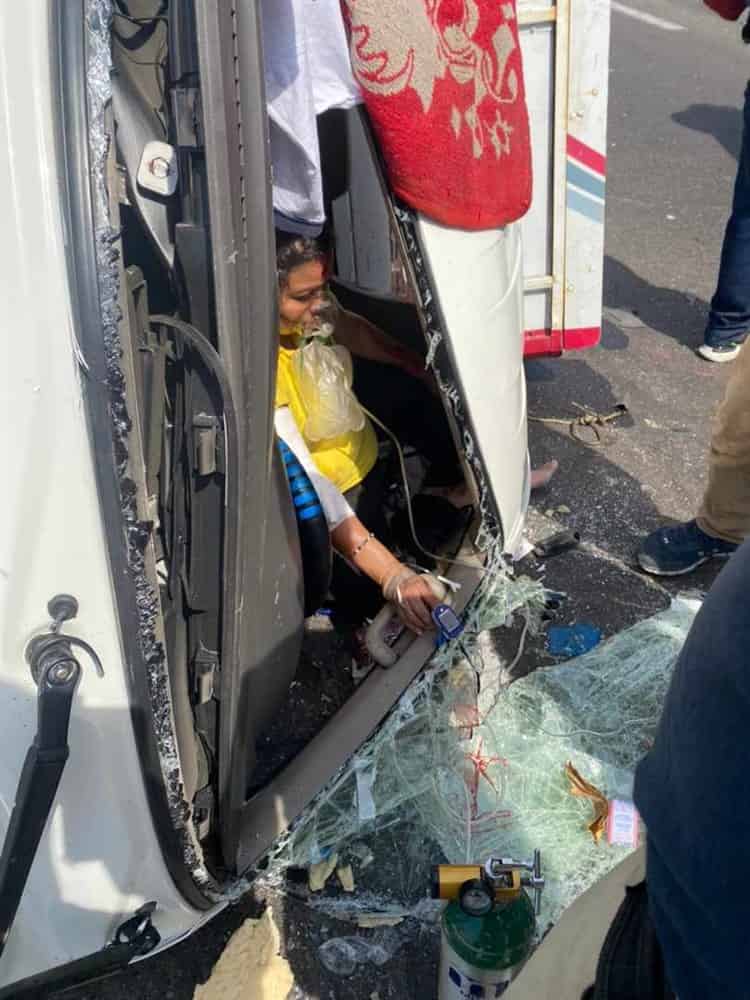 Conductora queda atrapada en camioneta tras choque en la Veracruz - Xalapa