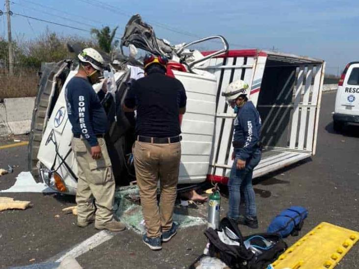 Conductora queda atrapada en camioneta tras choque en la Veracruz - Xalapa