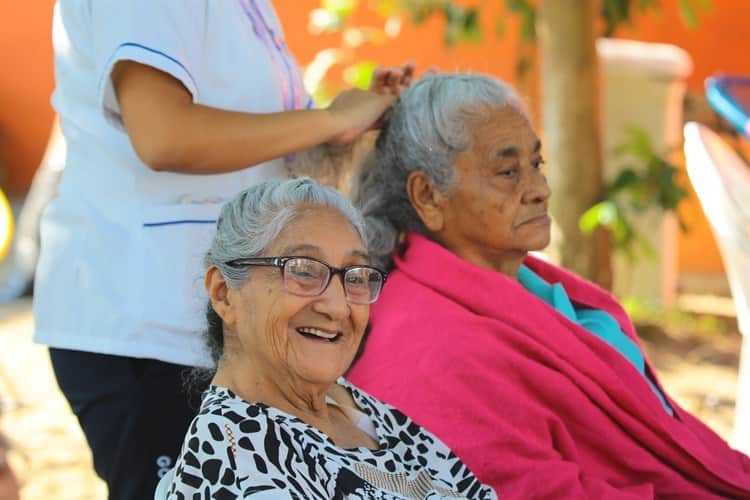 En asilos y estancias, les dan ánimos a abuelitos para seguir disfrutando vivir (+Video)