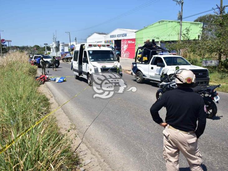 Motociclista pierde la vida bajo las llantas de un tráiler en Acayucan (+Video)