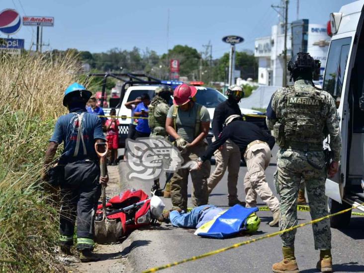 Motociclista pierde la vida bajo las llantas de un tráiler en Acayucan (+Video)