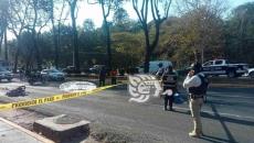 Muere motociclista arrollado por un tractocamión en Lázaro Cárdenas de Xalapa, genera tráfico
