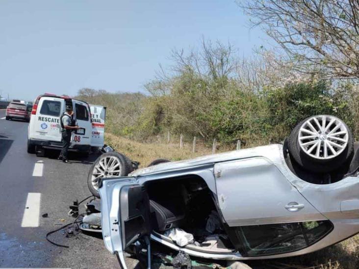 Choca y vuelca auto en autopista Veracruz-Cardel; una menor lesionada