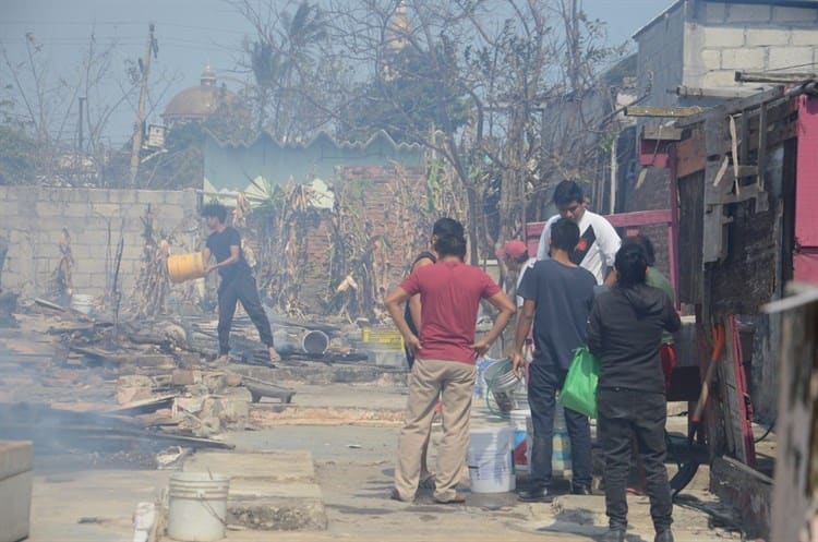Incendio termina de destruir casa abandonada en Veracruz